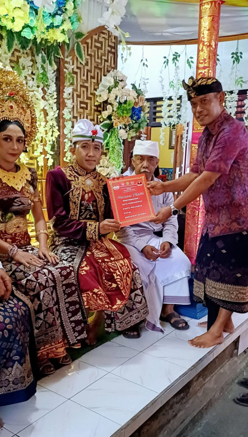 PERBEKEL DESA JEPANG SERAHKAN AKTE PERKAWINAN PROGRAM SEMARA RATIH